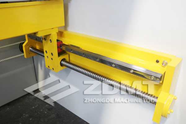 滾珠絲杠和光桿傳動.jpg 滾珠絲杠和光桿傳動.jpg