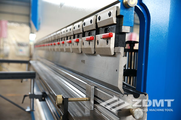 中德機(jī)床攜手意大利ESA成功研制新型電液同步數(shù)控折彎機(jī)3 中德機(jī)床攜手意大利ESA成功研制新型電液同步數(shù)控折彎機(jī)3