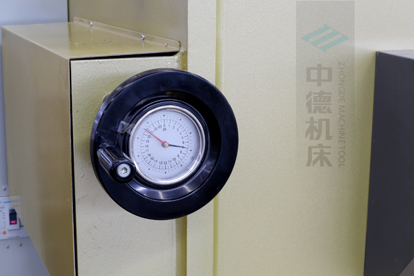 ZDG-632刀片間隙調(diào)節(jié)裝置，設(shè)置在機(jī)架前面，并有刻度顯示，調(diào)節(jié)方便.jpg