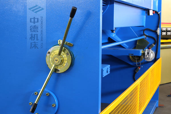 ZDS-1632剪板機刀片間隙手動調(diào)節(jié)器，刻度清淅，調(diào)節(jié)省力又簡便.jpg
