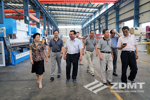 馬鞍山市政協(xié)主席李群來我公司“送清涼”慰問2 馬鞍山市政協(xié)主席李群來我公司“送清涼”慰問2