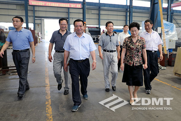 馬鞍山市政協(xié)主席李群來我公司“送清涼”慰問4 馬鞍山市政協(xié)主席李群來我公司“送清涼”慰問4