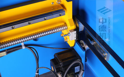 ZDPK-20032X軸配有滾珠絲桿及直線導(dǎo)軌，大功率伺服電機(jī)，鋼絲同步帶，能顯著提升X軸定位精度及速度 (2).jpg